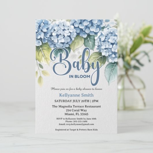 Blue Hydrangea Floral "Baby In Bloom" Shower Einladung (Stehend Vorderseite)