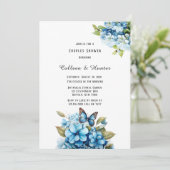 Blue Hydrangea Floral Butterfly Paare Dusche Einladung (Stehend Vorderseite)