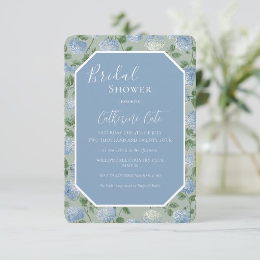 Blue Hydrangea Floral Green Bridal Shower Einladung (Stehend Vorderseite)