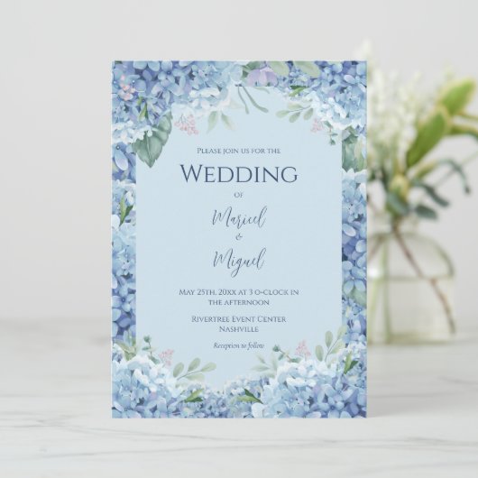 Blue Hydrangea Floral Moderne Hochzeit Einladung (Stehend Vorderseite)