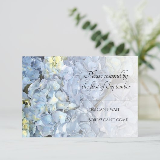 Blue Hydrangea Floral Wedding RSVP Response Karte (Stehend Vorderseite)