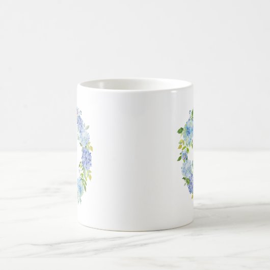 Blue Hydrangea Floral Wreath Monogram Coffee Tasse (Mittel)