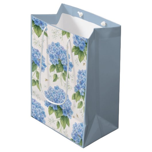 Blue Hydrangea Gift Bag | Botanical Mittlere Geschenktüte (Vorderseite Schrägansicht)
