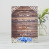 Blue Hydrangea Gipskraut Rustic Barn Wedding Einladung (Stehend Vorderseite)