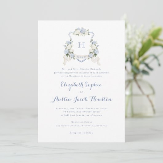 Blue Hydrangea Greenera Wappen Monogram Wedding Einladung (Stehend Vorderseite)
