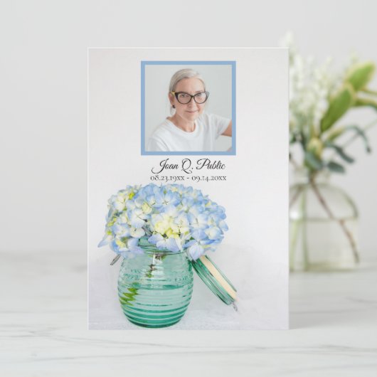 Blue Hydrangea in Jar Funerbital Service Memorial Programm (Stehend Vorderseite)
