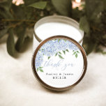 Blue Hydrangea - Individuelle Gastgeschenk Hochzei Runder Aufkleber<br><div class="desc">Dieses schöne Design bietet Aquarellfarben-Blume und Ihren eigenen Text. Verwenden Sie die Vorlage,  um Ihre Informationen auszufüllen. Mit der Funktion "Weitere Anpassung" können Sie den Schriftart (Größe,  Stil,  Farbe) ändern,  mehr Textzeilen hinzufügen oder das Layout ändern.</div>