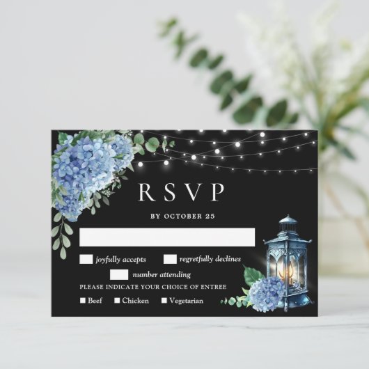 Blue Hydrangea Lantern Black Boho Wedding RSVP Karte (Stehend Vorderseite)