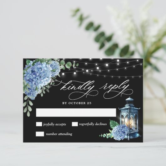 Blue Hydrangea Lantern Black Boho Wedding RSVP Karte (Stehend Vorderseite)