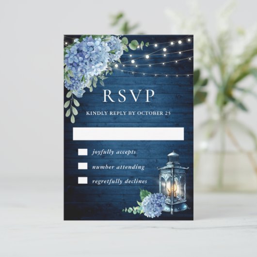 Blue Hydrangea Lantern Wood Wedding Rustic RSVP Karte (Stehend Vorderseite)