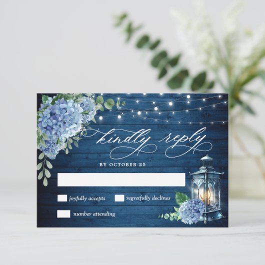 Blue Hydrangea Lantern Wood Wedding Rustic RSVP Karte (Stehend Vorderseite)