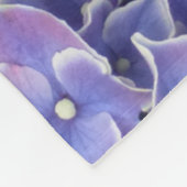 Blue Hydrangea mit weißem Border Fleece Blanket (Ecke)