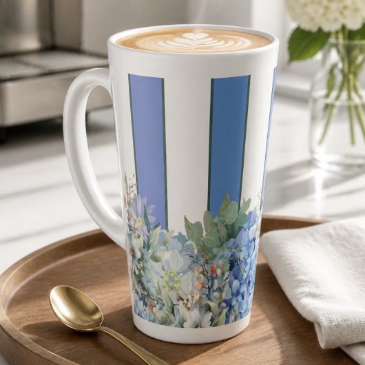 Blue Hydrangea und Floral gestreifte Latte Tasse