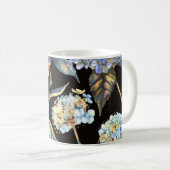 Blue Hydrangea Wasserfarbe: Dunkles, nahtloses Mus Kaffeetasse (VorderseiteRechts)