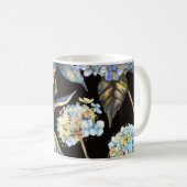 Blue Hydrangea Wasserfarbe: Dunkles, nahtloses Mus Kaffeetasse (VorderseiteRechts)
