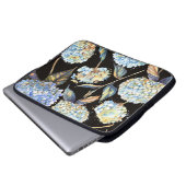 Blue Hydrangea Wasserfarbe: Dunkles, nahtloses Mus Laptopschutzhülle (Vorne Knopf)