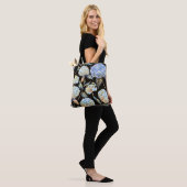 Blue Hydrangea Wasserfarbe: Dunkles, nahtloses Mus Tasche (Am Model)