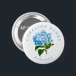 Blue Hydrangea Wedding Party Bridesmaid Button<br><div class="desc">Helfen Sie Ihrer Hochzeitsfeier,  sich mit diesen wunderbar einfachen und lustigen tragbaren Buttons kennenzulernen,  die leicht anpassbaren,  eleganten,  gewölbten Namenstext und die Titelrolle enthalten,  die sie an Ihrem Hochzeitstag spielen werden. Der schicke Text umkreist eine antike Abbildung einer blauen Hydrangea-Blume im hübschen,  großtausendjährigen Stil.</div>