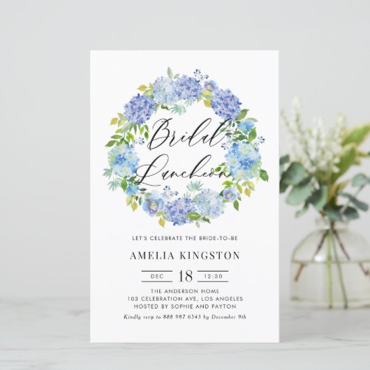 Blue Hydrangea Wreath Bridal Luncheon Einladung (Stehend Vorderseite)