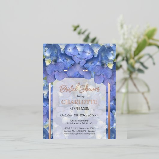 Blue Hydrangeas Floral Brautparty Folie Einladungspostkarte (Stehend vorne)