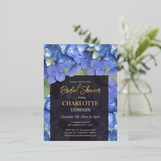 Blue Hydrangeas Floral Brautparty Folie Einladungspostkarte (Stehend vorne)