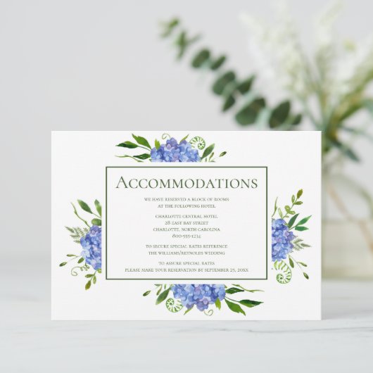 Blue Hydrangeas Floral Hochzeitsunterkünfte Begleitkarte (Stehend Vorderseite)