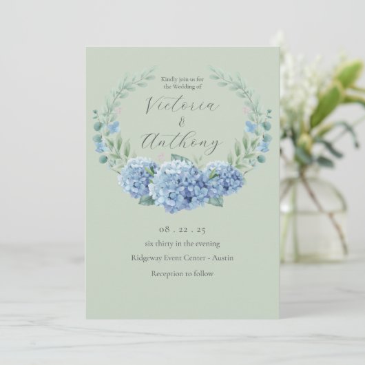 Blue Hydrangeas Floral Sage Green Wedding Einladung (Stehend Vorderseite)