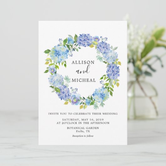 Blue Hydrangeas Floral Wreath Einladung (Stehend Vorderseite)