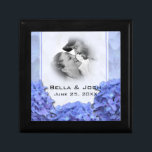 Blue Hydrangeas Foto Wedding Geschenkboxen<br><div class="desc">Eine schicke, blaue Hydrangeas-Geschenkboxen, die Ihren Einladungen für Hochzeiten entspricht. Vollständig KUNSTBAR und bereit für Sie, um den Text, Schriftart und Farben, wie Sie geträumt haben, zu personalisieren. Wenn Sie Hilfe bei diesem Design benötigen, kontaktieren Sie mich bitte und ich werde Ihnen gerne behilflich sein. Perfekt als Hochzeitsgeschenk oder Geschenk...</div>
