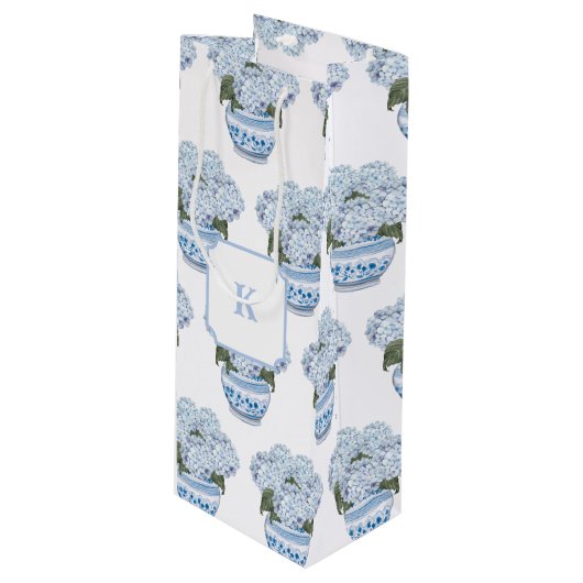 Blue Hydrangeas in Chinoiserie Pot Geschenktüte Für Weinflaschen (Vorderseite Schrägansicht)