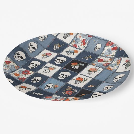 Blue Jean Denim Patchwork Skulls und Florals Pappteller (Schrägansicht)