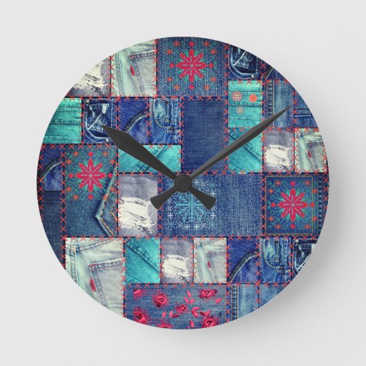 Blue Jeans Patchwork With Floral Detail Runde Wanduhr (Vorderseite)
