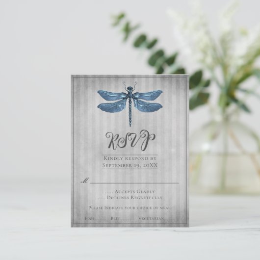 Blue Jeweled Dragonfly Wedding RSVP Karte (Stehend Vorderseite)
