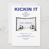 Blue Kickin it Soccer Birthday Party Einladung (Vorderseite)