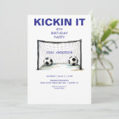 Blue Kickin it Soccer Birthday Party Einladung (Stehend Vorderseite)