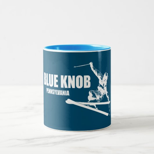 Blue Knob Pennsylvania Skier Zweifarbige Tasse (Mittel)