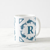 Blue Koi Fischmonogramm Kaffeetasse (VorderseiteRechts)
