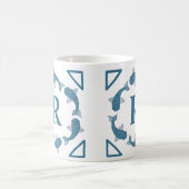Blue Koi Fischmonogramm Kaffeetasse (Mittel)