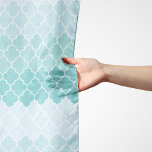 Blue Latticework, Ombre, Quatrefoil, Trellis Schal<br><div class="desc">Elegantes,  stilvolles und raffiniertes marokkanisches Trellis-Muster in blauer Farbe. Modernes und trendiges Geschenk,  perfekt für den Liebhaber von Latticework in Ihrem Leben.</div>