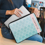 Blue Latticwork, Ombre, Quatrefolie, Ihr Name Laptopschutzhülle<br><div class="desc">Elegantes,  stilvolles und raffiniertes marokkanisches Trellis-Muster in blauer Farbe. Modernes und trendiges Geschenk,  perfekt für den Liebhaber von Latticework in Ihrem Leben. Personalisieren Sie diese durch Hinzufügen von Namen,  Spitznamen,  Monogramm oder Initialen.</div>