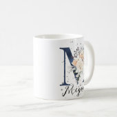 Blue Letter M Peach Creme Floral Monogram Kaffeetasse (VorderseiteRechts)