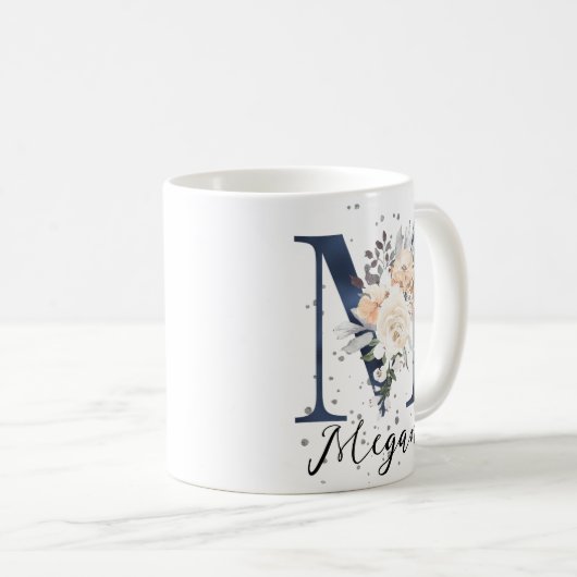 Blue Letter M Peach Creme Floral Monogram Kaffeetasse (VorderseiteRechts)