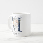 Blue Letter M Peach Creme Floral Monogram Kaffeetasse (Vorderseite Links)