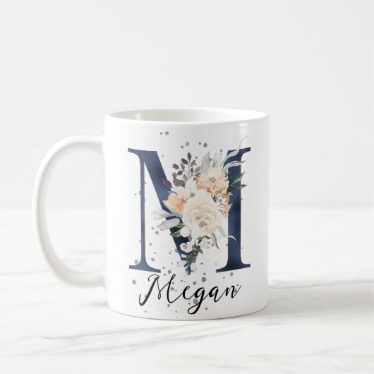 Blue Letter M Peach Creme Floral Monogram Kaffeetasse (Links)