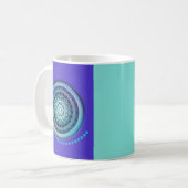 Blue Lila Green Medallion Design auf der Tasse (Vorderseite Links)