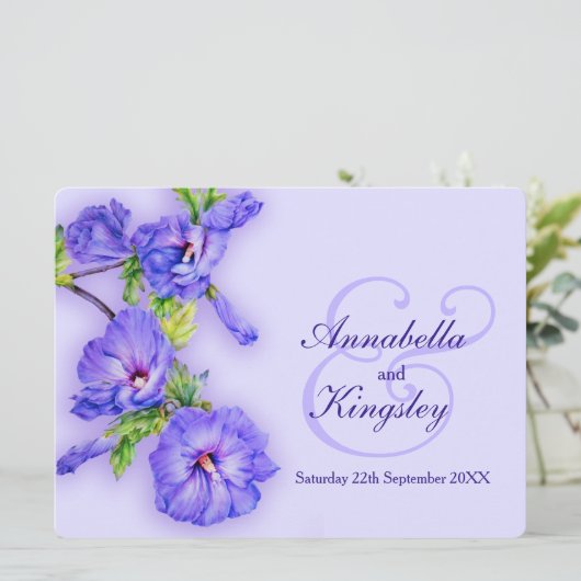 Blue lila Hibiskus Blume Hochzeit Einladung (Stehend Vorderseite)