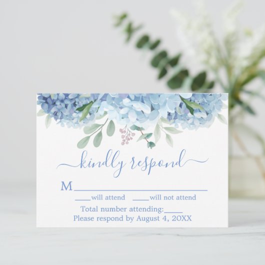 Blue Lila Hydrangeas Floral Wedding RSVP QR Code Dankeskarte (Stehend Vorderseite)