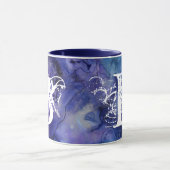 Blue Lila Watercolor Monogram Initial Modern Tasse (Zentrum)
