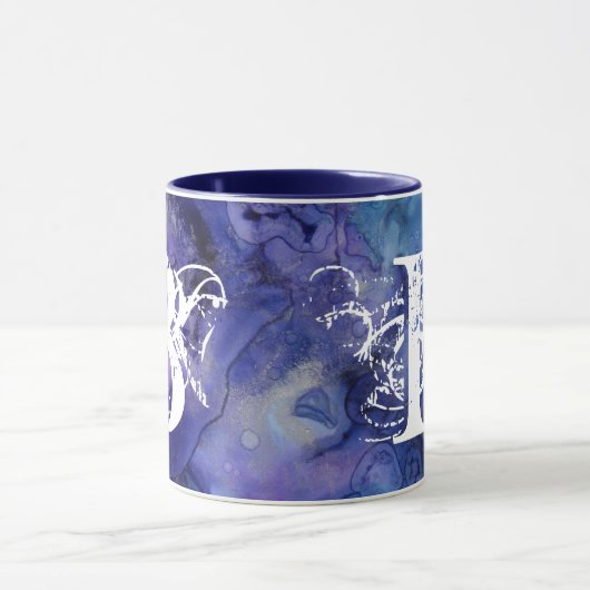 Blue Lila Watercolor Monogram Initial Modern Tasse (Zentrum)