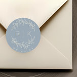 Blue Line Art Botanical Wreath Wedding Monogram Runder Aufkleber<br><div class="desc">Maßgeschneiderte Hochzeitsticker mit handgezeichnetem,  weißem beigen Botanischen Kranz mit Paarinitialen und Hochzeitstermin auf staubblauem Hintergrund. Ideal für Hochzeiten speichern Sie die Daten,  Umschläge,  Gastgeschenk Hochzeit Packungen und mehr.</div>